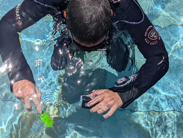 Injection de fluorescéine en plongée pour repérer une fuite de piscine