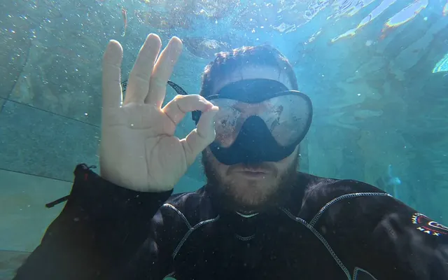 Anthony DINNAT sous l'eau pendant une recherche de fuite piscine