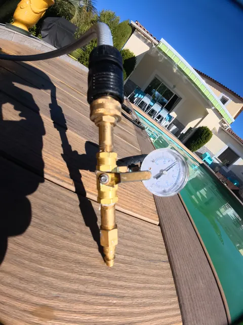 Manomètre de mise en pression d'une ligne de piscine